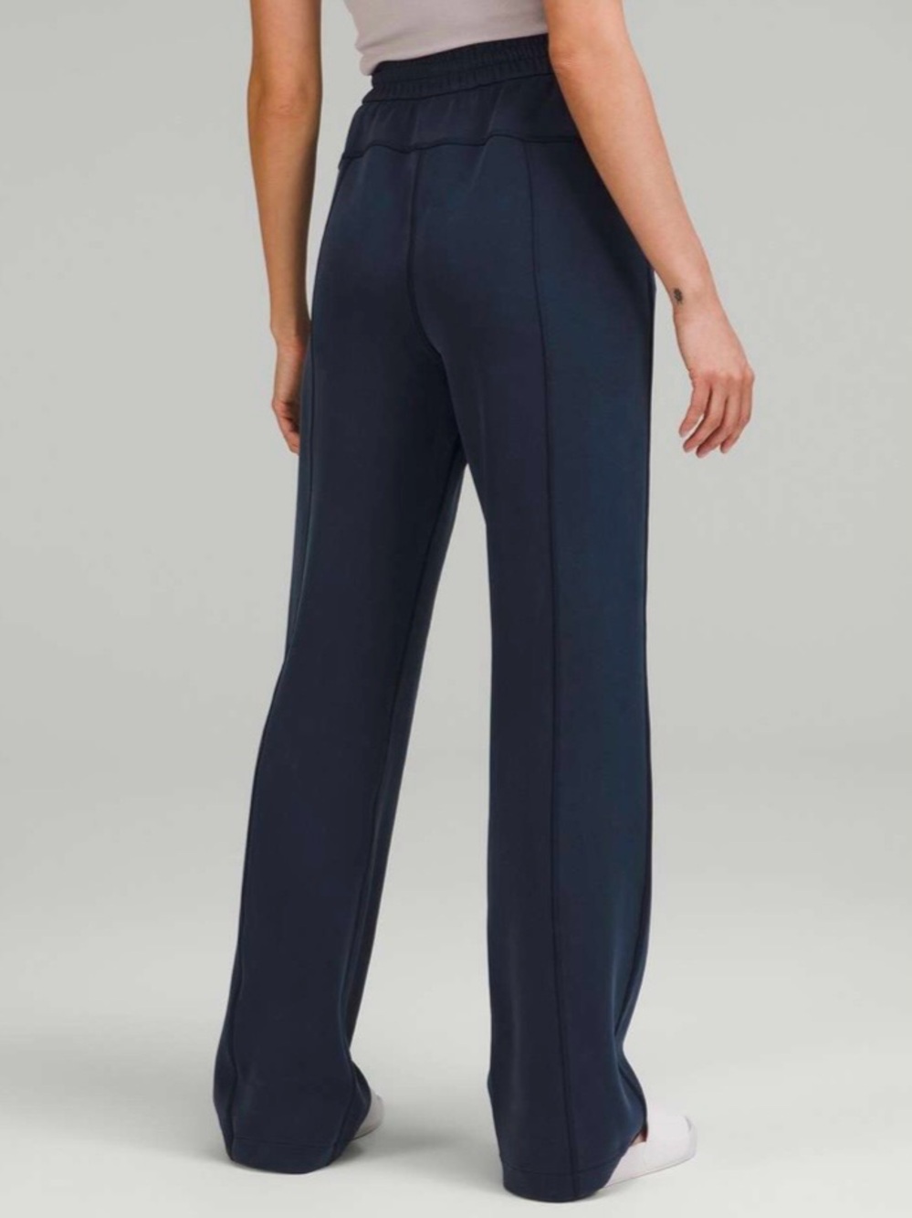 Lululemon Softstreme High-Rise Pant
True Navy Size 10 - Picture 2 of 14